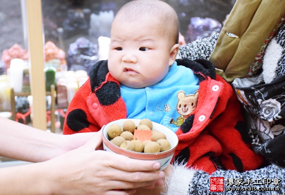 剃胎毛、滿月剃頭、嬰兒剃頭、嬰兒理髮、嬰兒剃髮、嬰兒剃胎毛、嬰兒滿月剃頭、寶寶剃頭、剃胎毛儀式、剃胎毛吉祥話、滿月剃頭儀式、滿月剃頭吉祥話、寶寶剃胎毛、寶寶滿月剃頭理髮、新北永和區剃胎毛、新北永和區滿月剃頭、新北永和區嬰兒剃頭剃胎毛、新北永和區嬰兒理髮、新北永和區嬰兒剃髮、陳寶寶(新北永和區嬰兒寶寶滿月剃頭理髮、免費嬰兒剃胎毛儀式吉祥話)。中國風會場，爸媽寶貝免費穿「日中韓」古裝禮服。專業拍照、DVD光碟、證書。★購買「臍帶章、肚臍章、胎毛筆刷印章」贈送：剃頭、收涎、抓周，三選一。2016.01.03 照片7